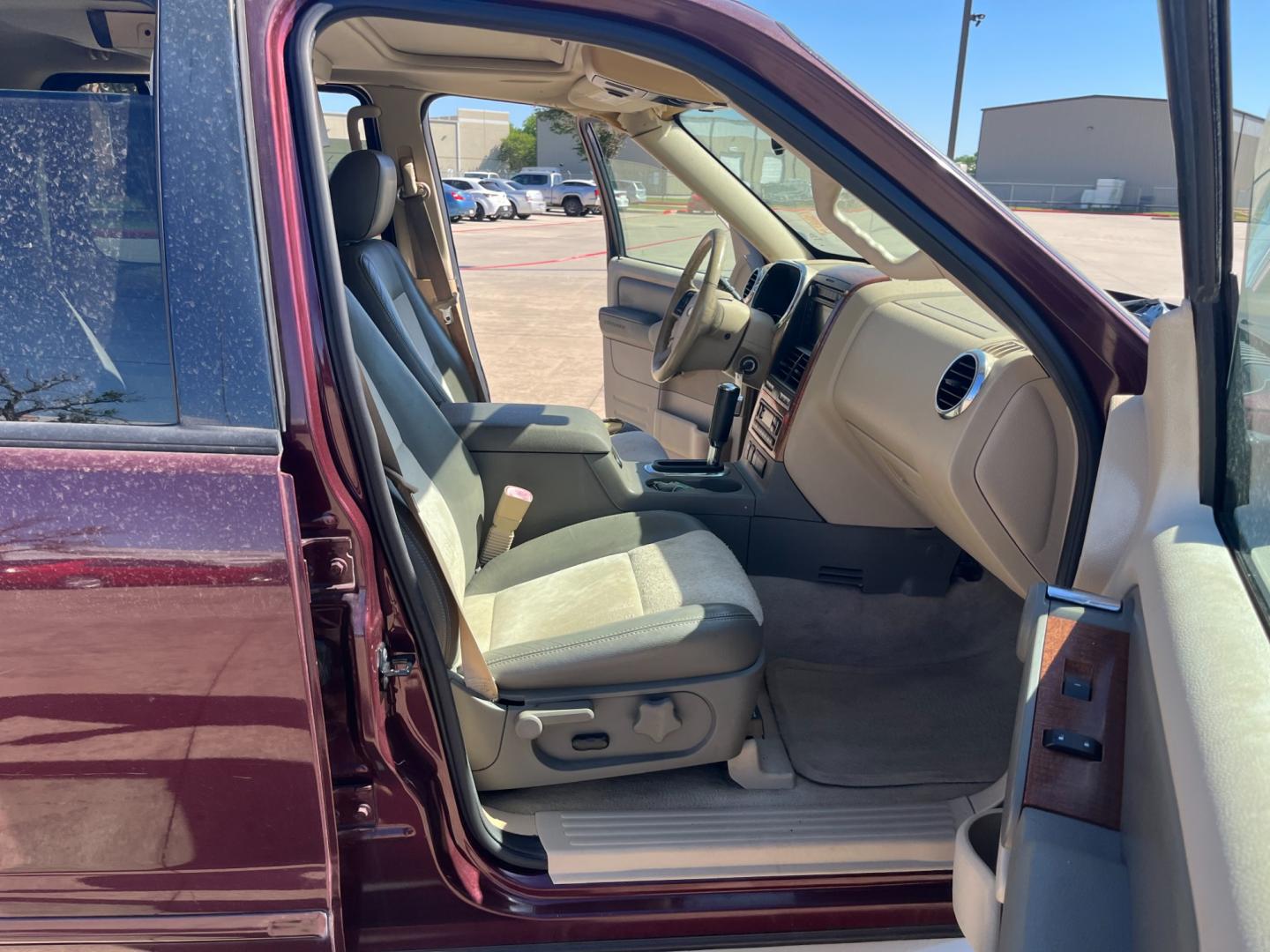 2006 maroom /TAN Ford Explorer Eddie Bauer 4.6L 4WD (1FMEU74816U) with an 4.6L V8 SOHC 16V engine, 6-Speed Automatic Overdrive transmission, located at 14700 Tomball Parkway 249, Houston, TX, 77086, (281) 444-2200, 29.928619, -95.504074 - Photo#12